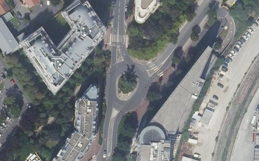 Vue aérienne du Rond-point anonyme n°345786720