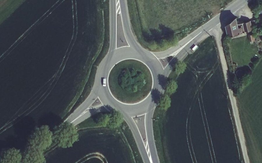 Vue aérienne du Rond-point anonyme n°345791166
