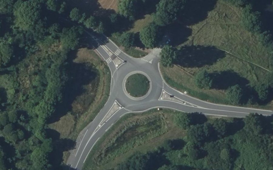 Vue aérienne du Rond-point anonyme n°345943856