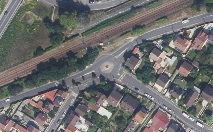 Vue aérienne du Rond-point anonyme n°34597625