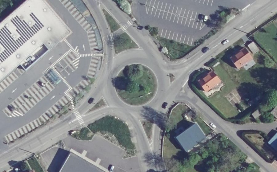 Vue aérienne du Rond-point anonyme n°34629413