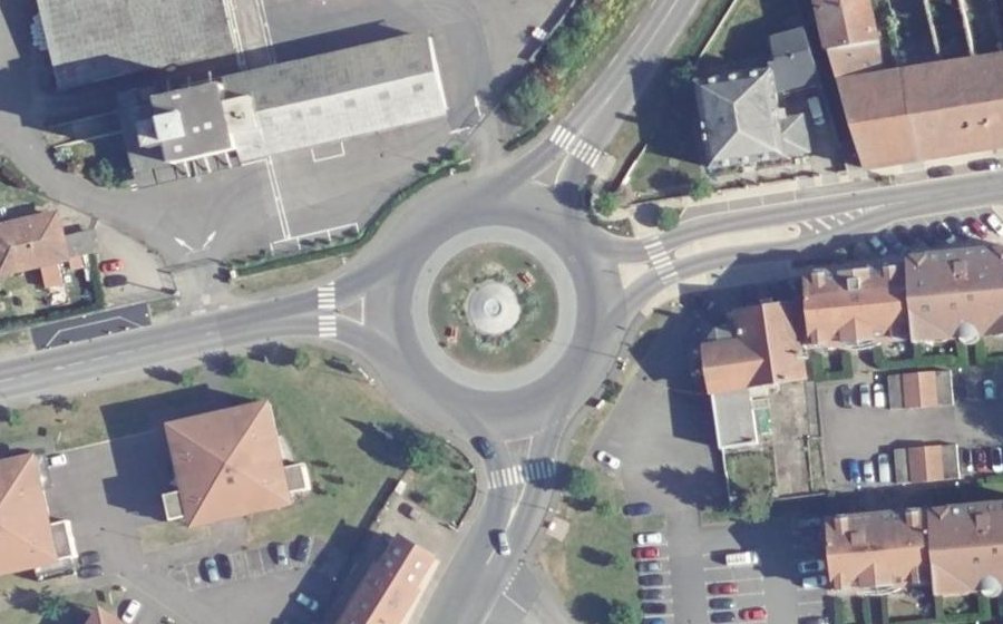 Vue aérienne du Rond-point anonyme n°34629414