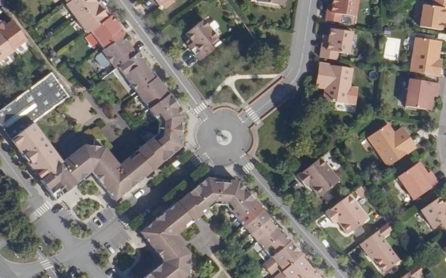 Vue aérienne du Rond-point anonyme n°346336098