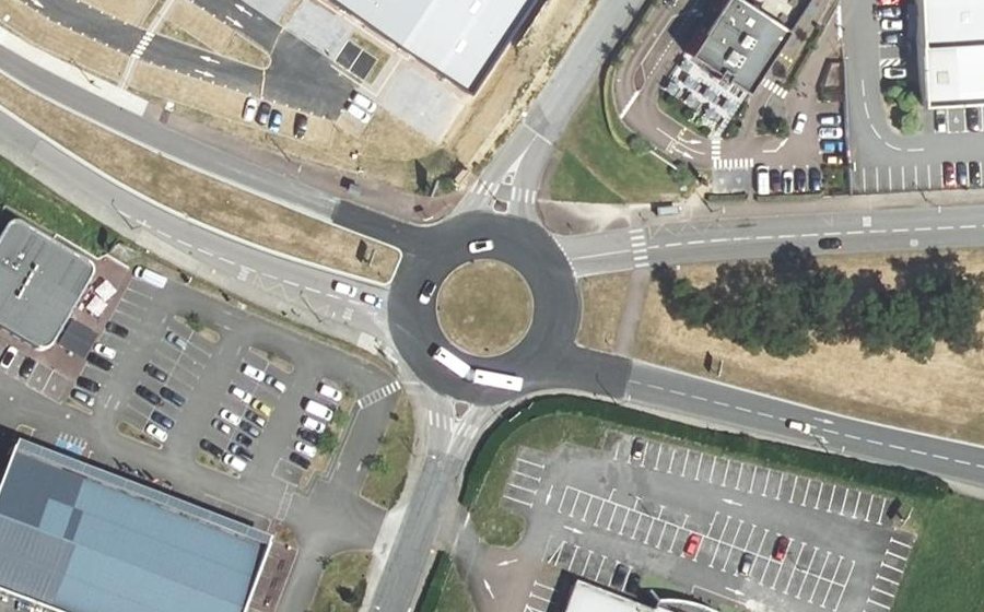Vue aérienne du Rond-point anonyme n°346377087