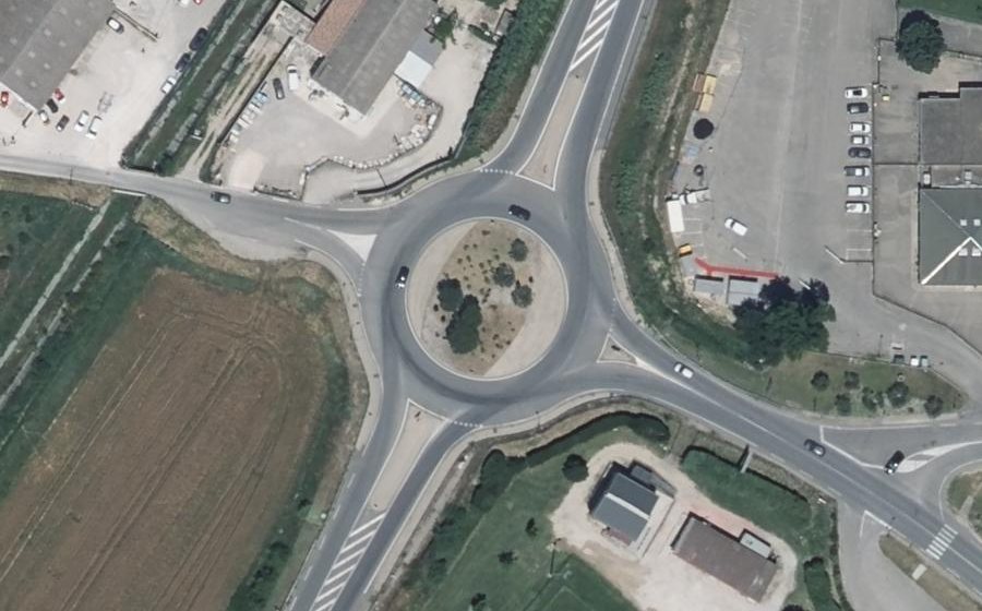 Vue aérienne du Rond-point anonyme n°34639404