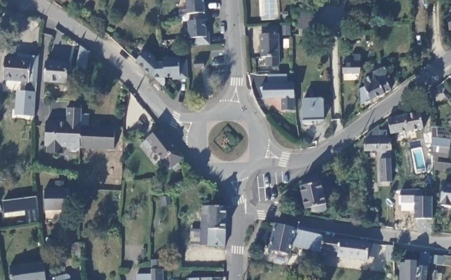 Vue aérienne du Rond-point anonyme n°346561294