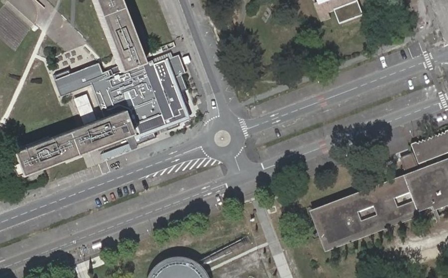 Vue aérienne du Rond-point anonyme n°346618538