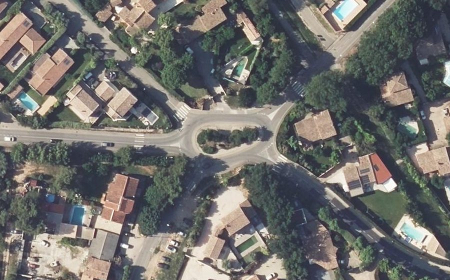Vue aérienne du Rond-point anonyme n°34663554