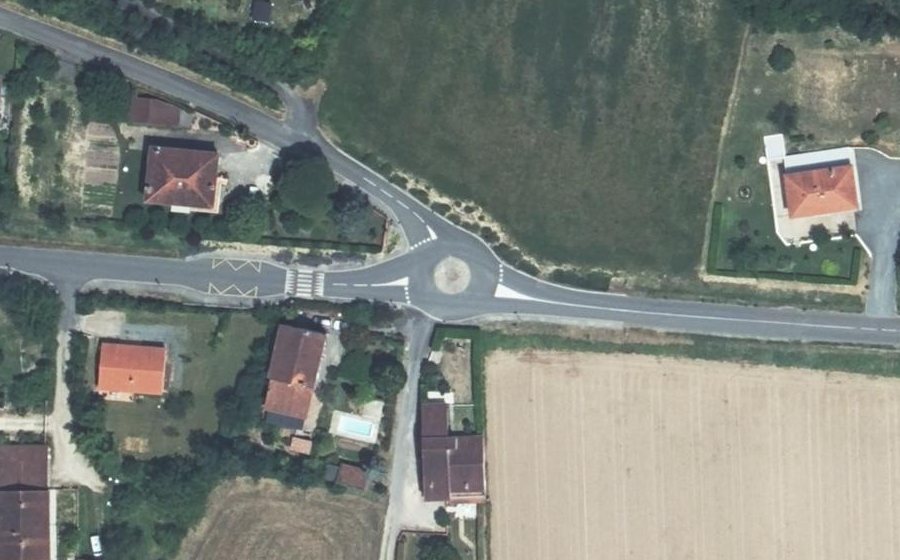 Vue aérienne du Rond-point anonyme n°34671869