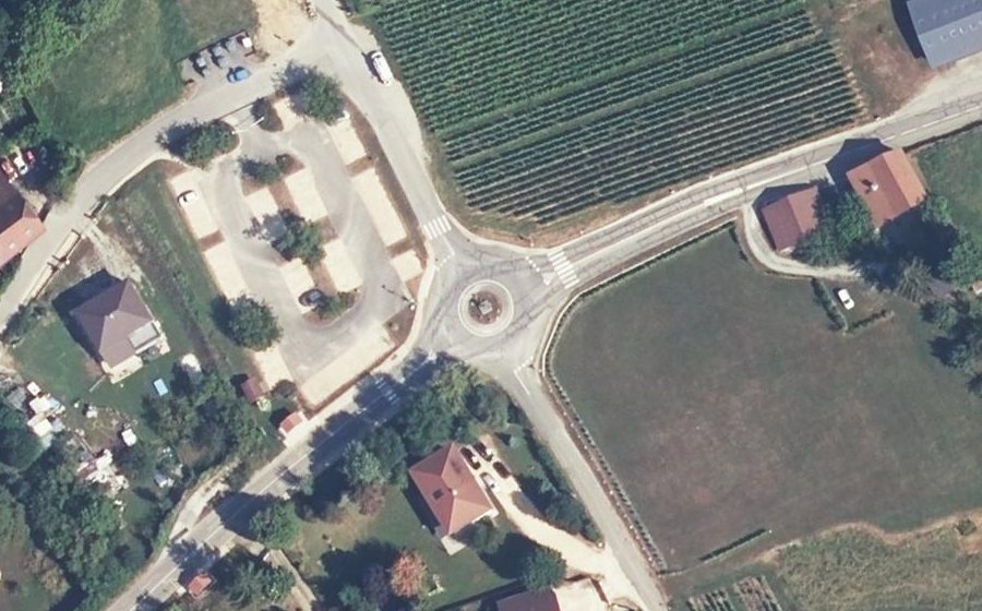 Vue aérienne du Rond-point anonyme n°34684807