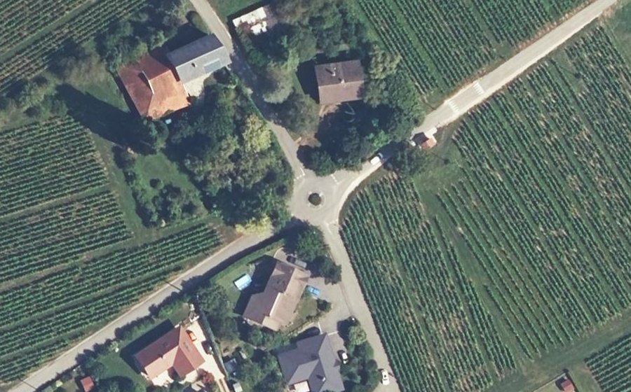 Vue aérienne du Rond-point anonyme n°34684813