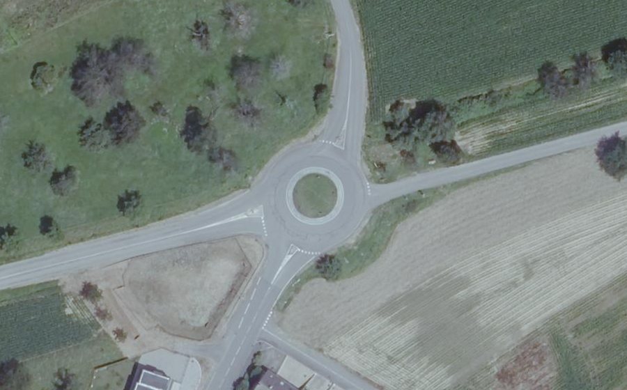 Vue aérienne du Rond-point anonyme n°34686557