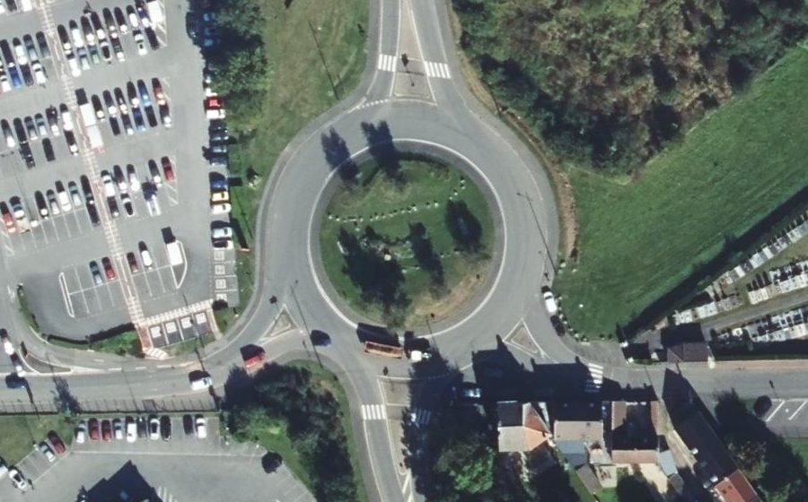 Vue aérienne du Rond-point anonyme n°34692179