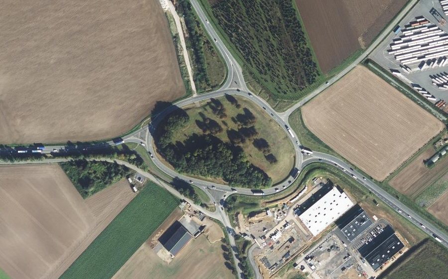 Vue aérienne du Rond-point anonyme n°34693541