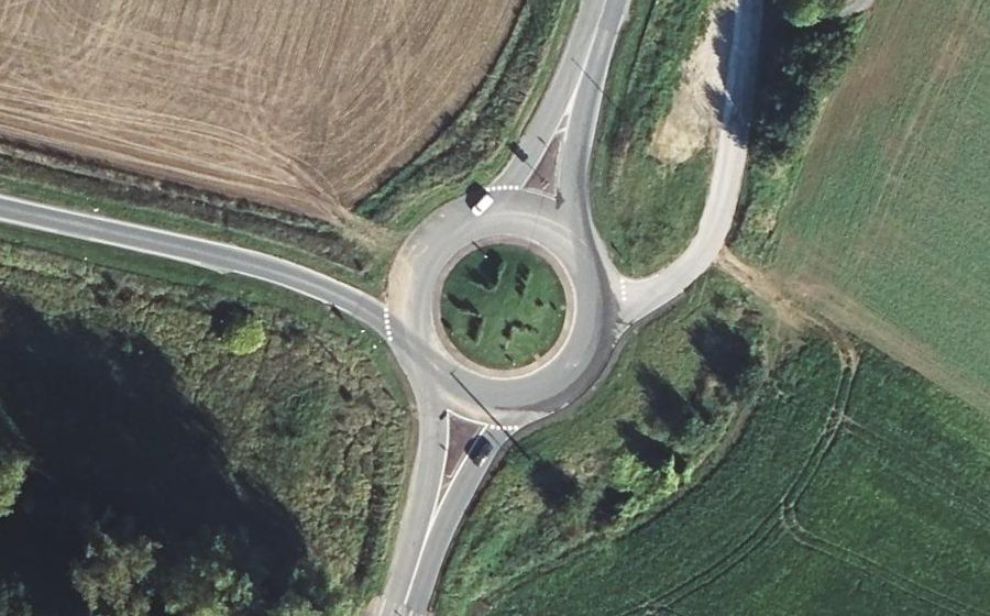 Vue aérienne du Rond-point anonyme n°34693834