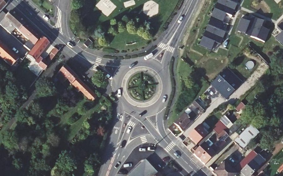Vue aérienne du Rond-point anonyme n°34694185
