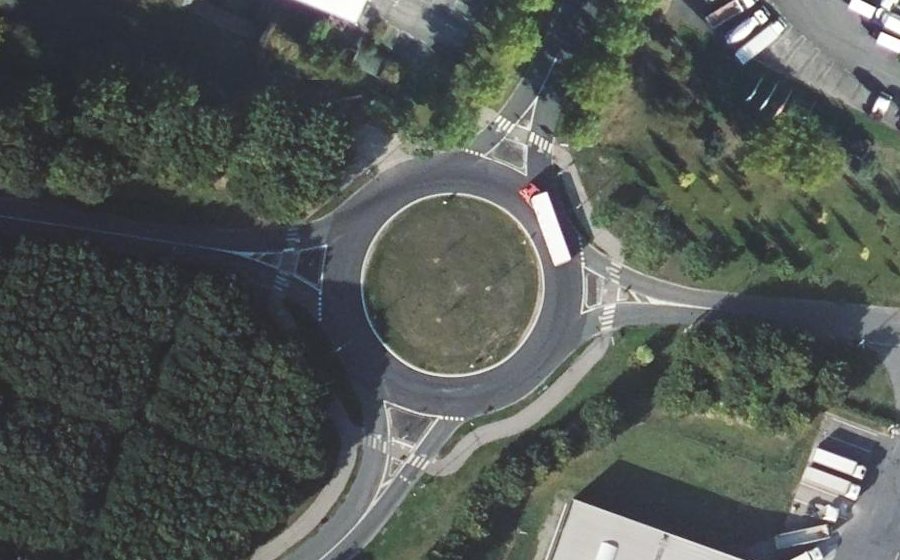 Vue aérienne du Rond-point anonyme n°34698179