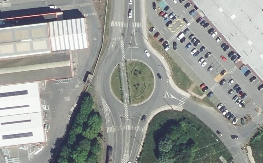 Vue aérienne du Rond-point anonyme n°34699697