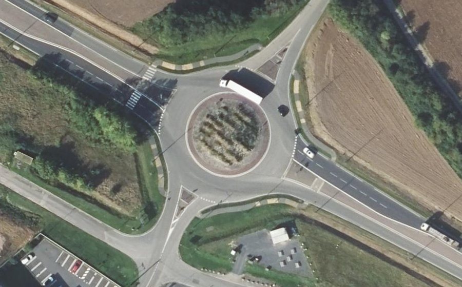 Vue aérienne du Rond-point anonyme n°34700360