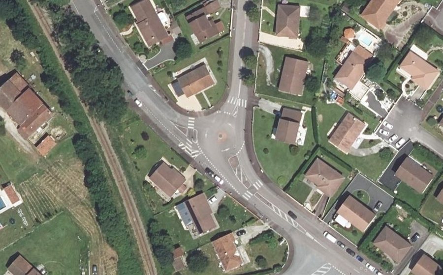 Vue aérienne du Rond-point anonyme n°347273297