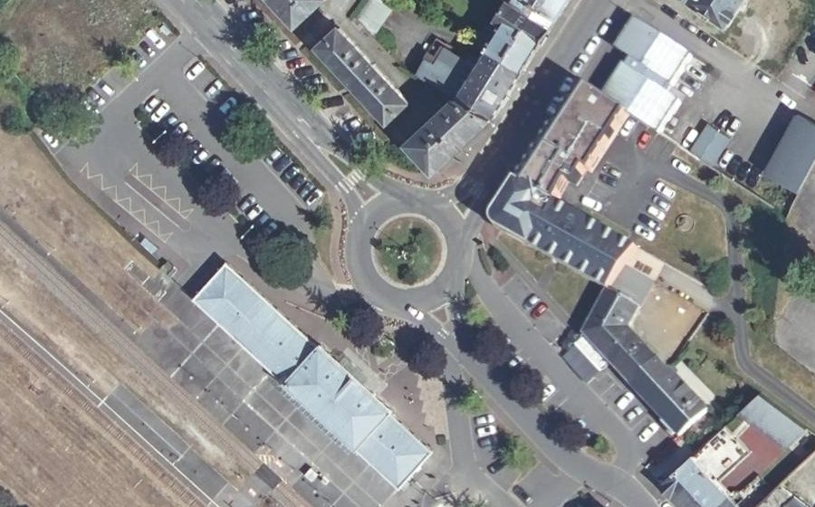 Vue aérienne du Rond-point anonyme n°347275574