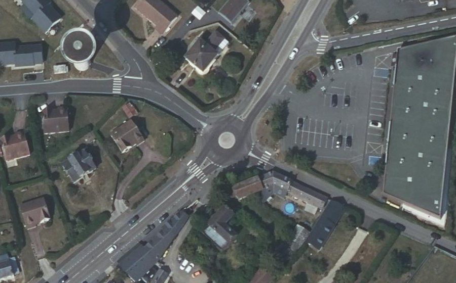 Vue aérienne du Rond-point anonyme n°347371022
