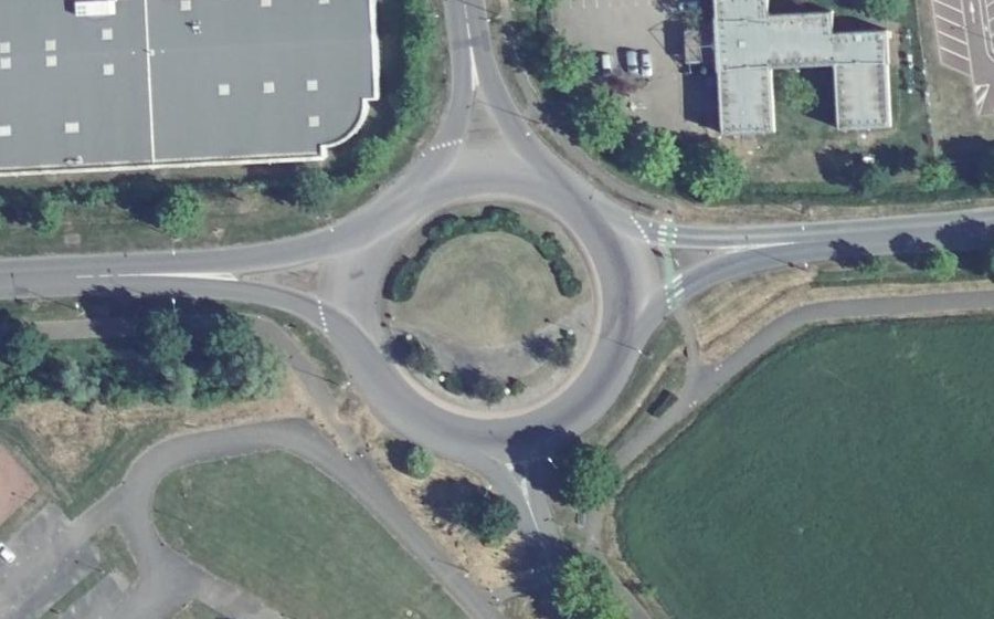 Vue aérienne du Rond-point anonyme n°34760479