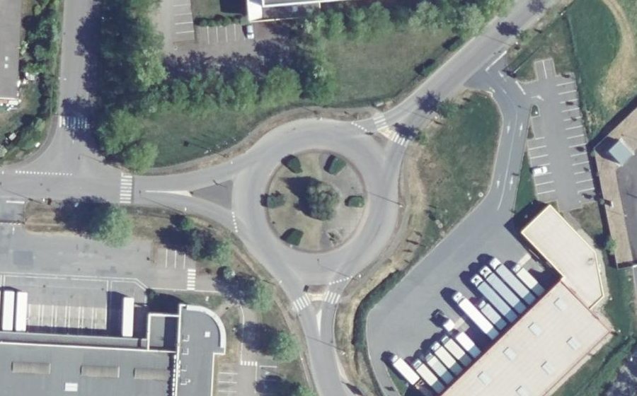 Vue aérienne du Rond-point anonyme n°34760555