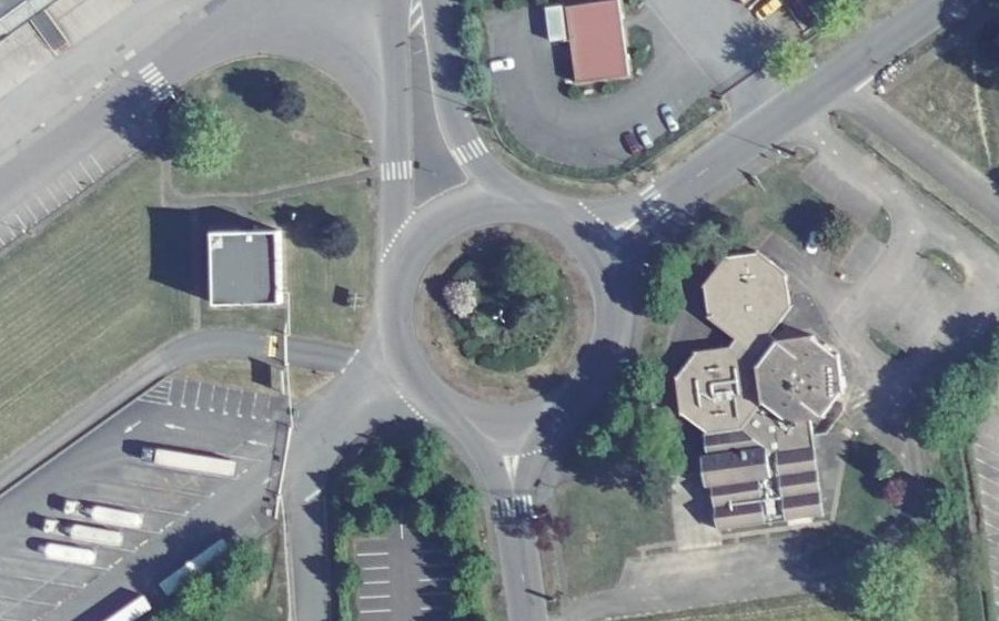 Vue aérienne du Rond-point anonyme n°34760559