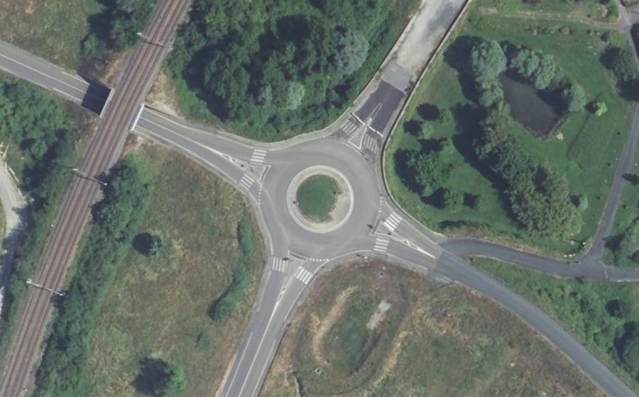 Vue aérienne du Rond-point anonyme n°347621633