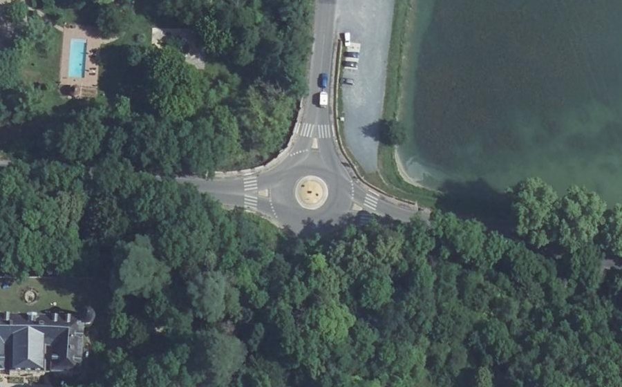 Vue aérienne du Rond-point anonyme n°347628649