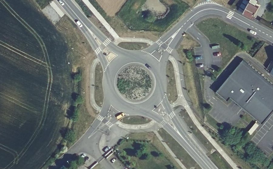 Vue aérienne du Rond-point anonyme n°347899471