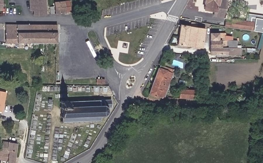 Vue aérienne du Rond-point anonyme n°348182949