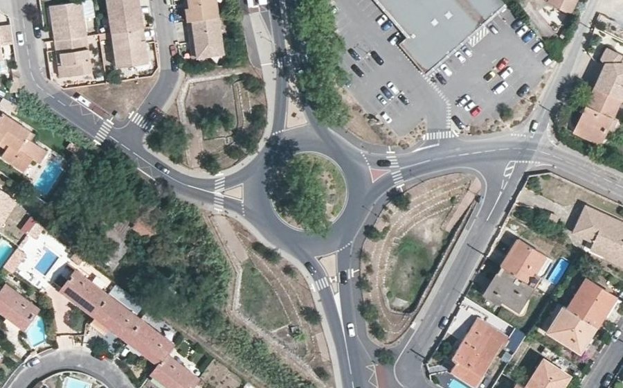 Vue aérienne du Rond-point anonyme n°348211524