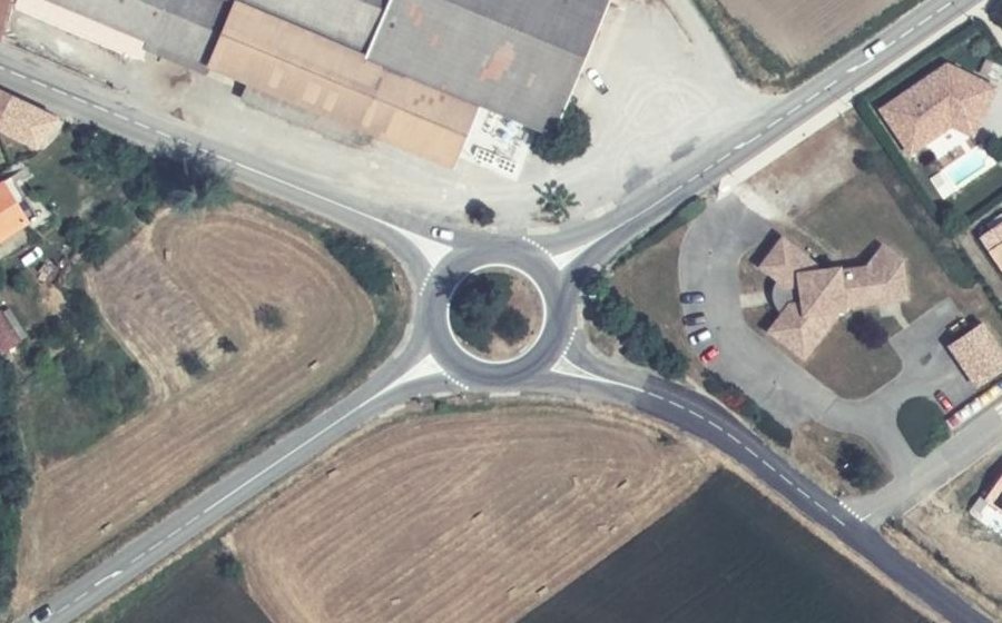 Vue aérienne du Rond-point anonyme n°348331714