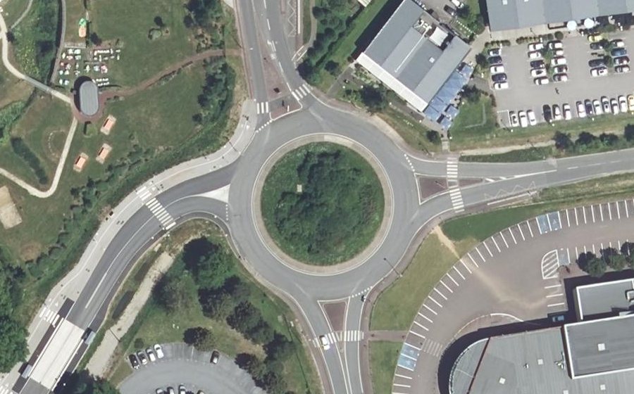 Vue aérienne du Rond-point anonyme n°348356517