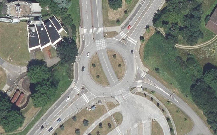 Vue aérienne du Rond-point anonyme n°348366423