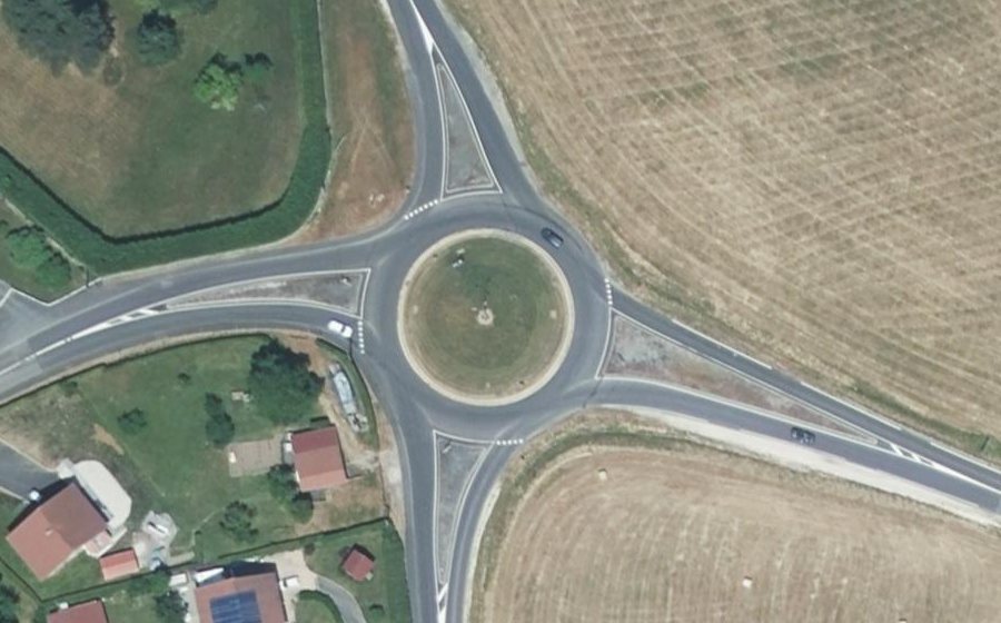 Vue aérienne du Rond-point anonyme n°34854993