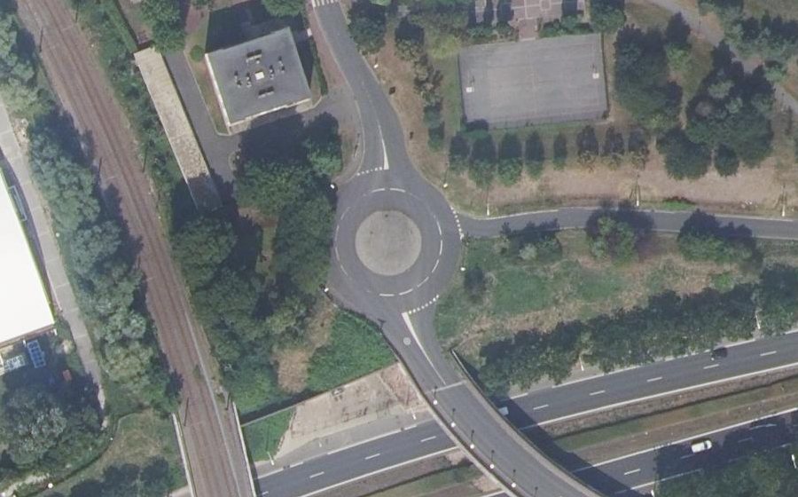 Vue aérienne du Rond-point anonyme n°34856145