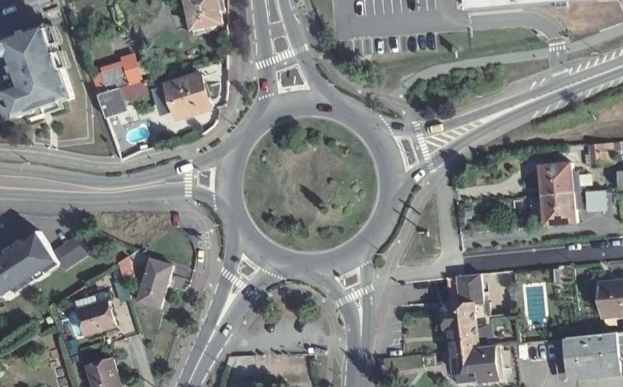 Vue aérienne du Rond-point anonyme n°34857822