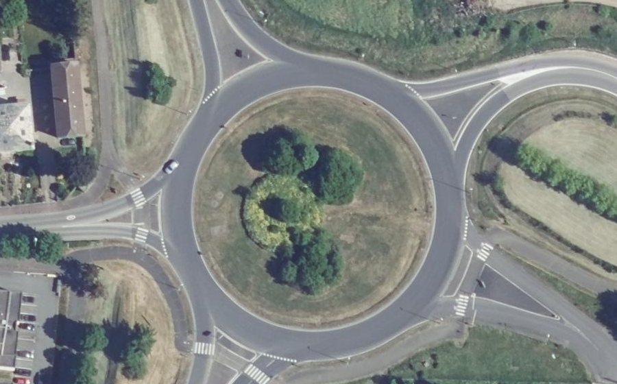 Vue aérienne du Rond-point anonyme n°34858312
