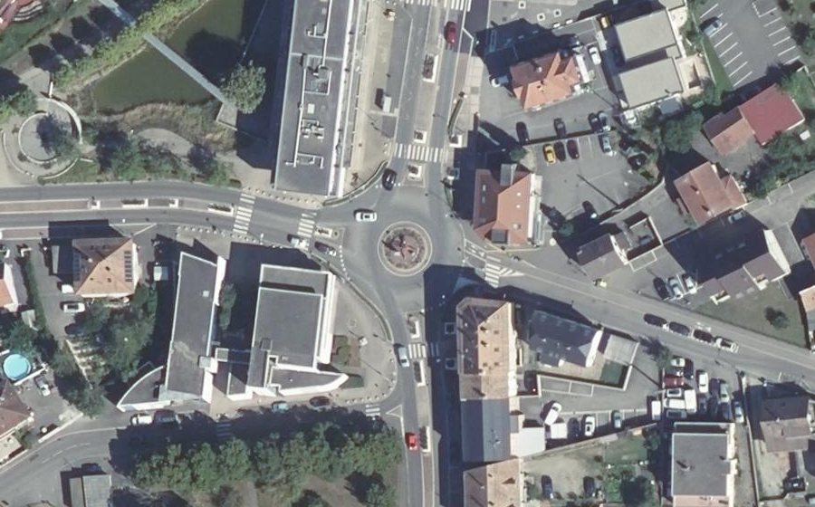 Vue aérienne du Rond-point anonyme n°34858407