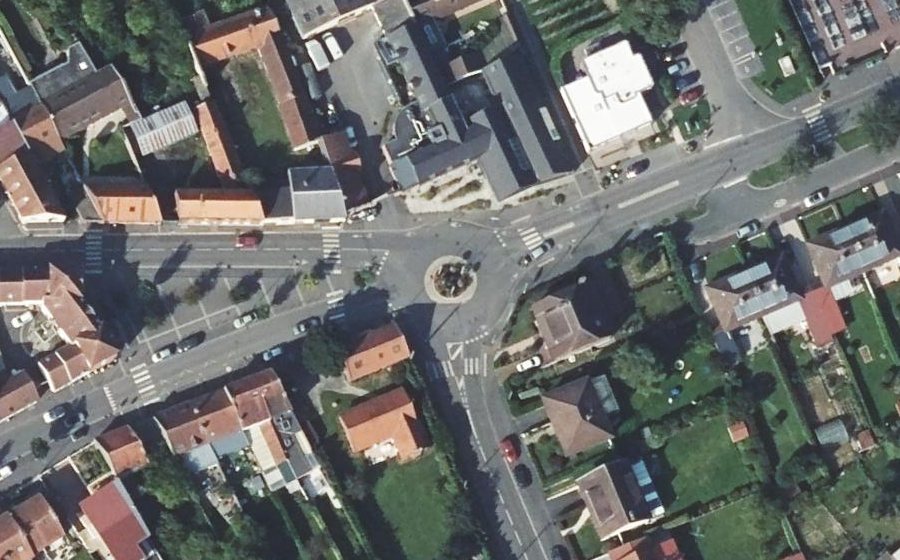 Vue aérienne du Rond-point anonyme n°34866410
