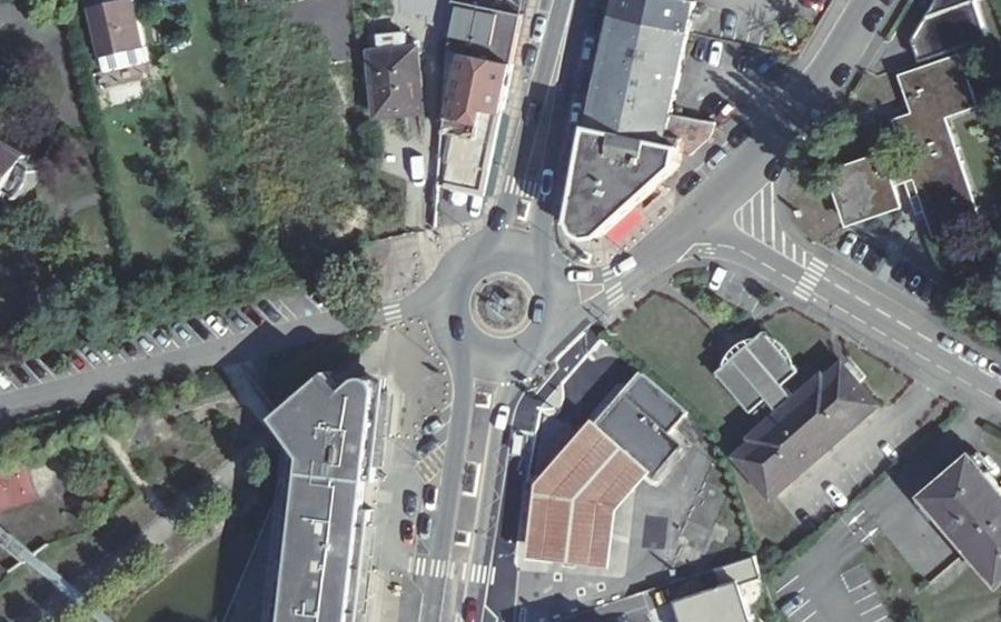 Vue aérienne du Rond-point anonyme n°34867594