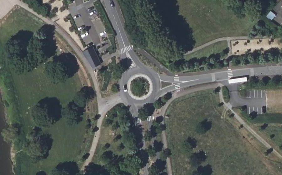 Vue aérienne du Rond-point anonyme n°348677620