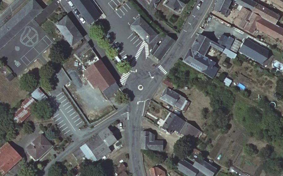 Vue aérienne du Rond-point anonyme n°348720545