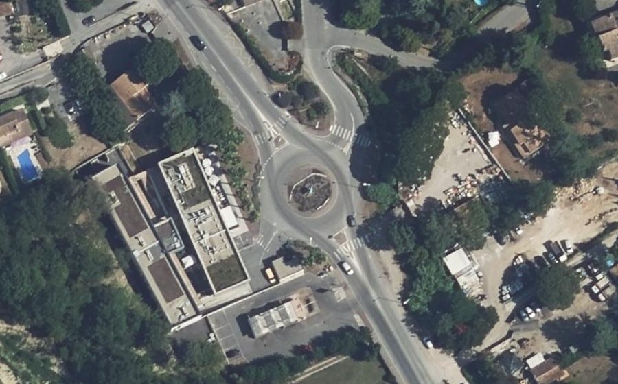 Vue aérienne du Rond-point anonyme n°348844616