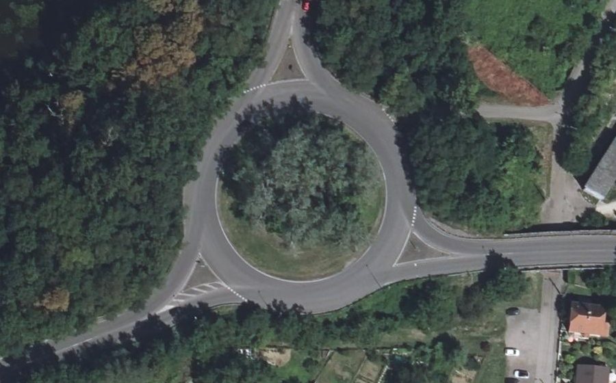 Vue aérienne du Rond-point anonyme n°34885488