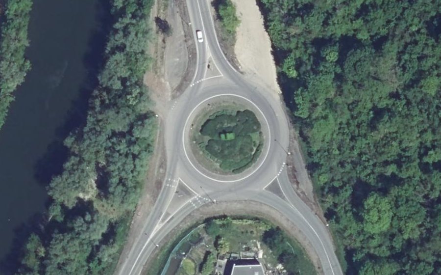 Vue aérienne du Rond-point anonyme n°34888093