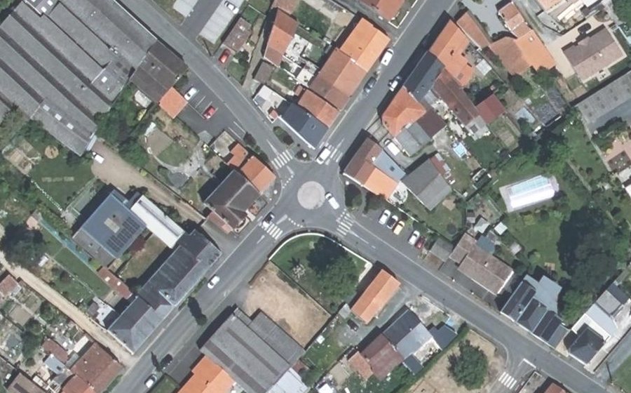 Vue aérienne du Rond-point anonyme n°349259174